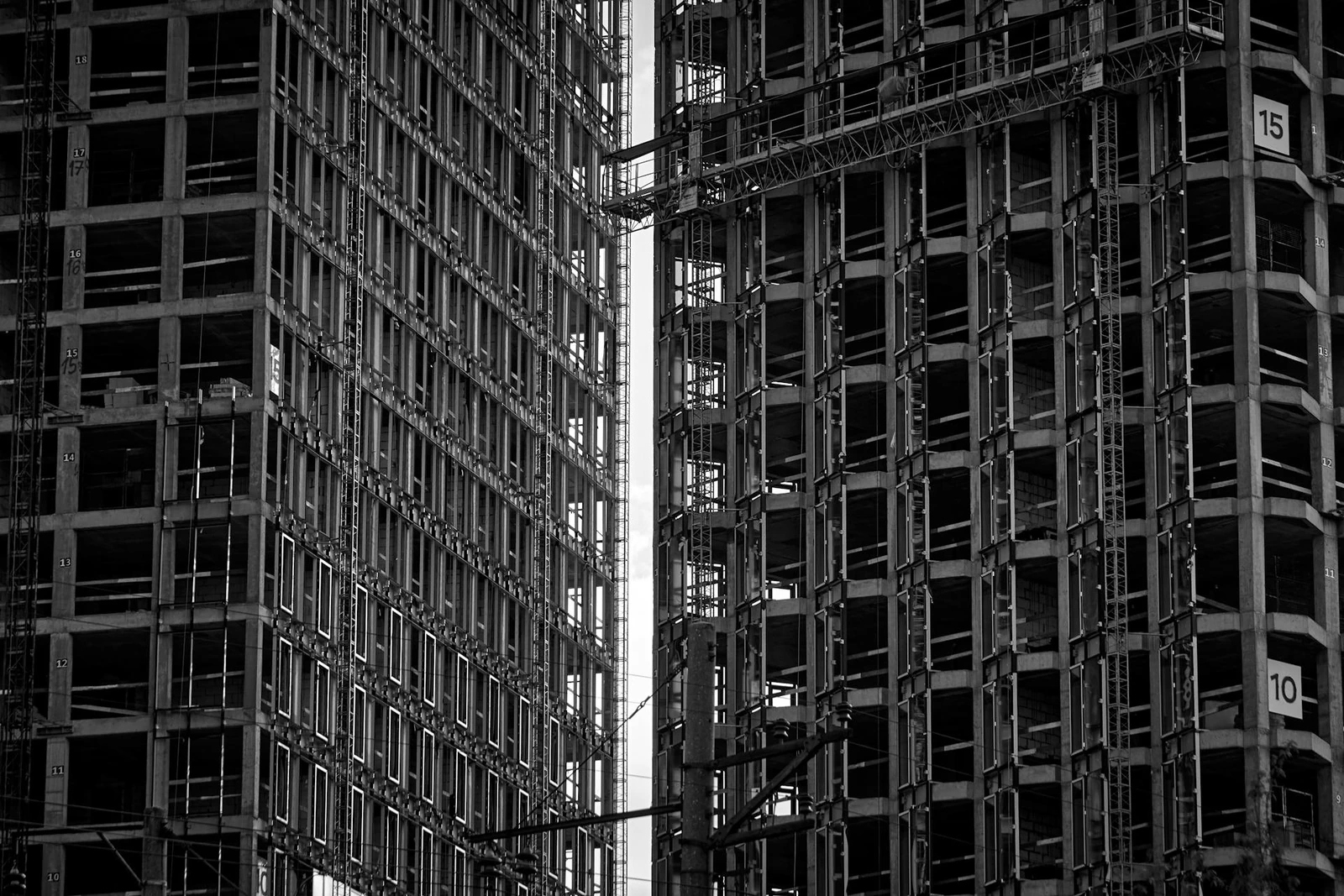 Rohbau eines modernen Gebäudes mit Betonstruktur